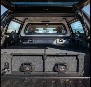 2015-2025 TOYOTA HILUX KABİN İÇİ 53LT. SU BİDONU PLASTİK